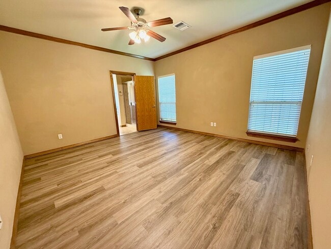 Building Photo - 4 Bed Close to OU