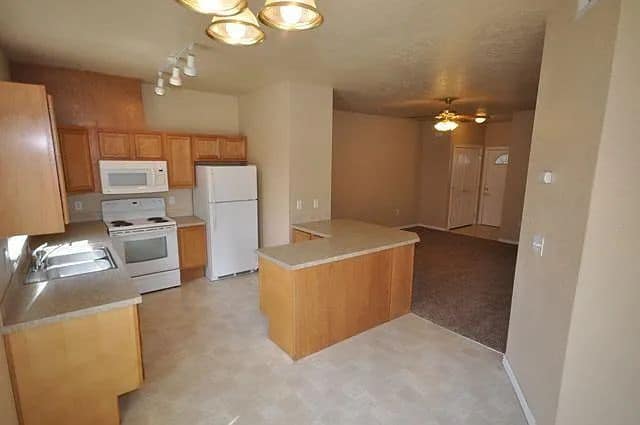 Building Photo - Upper Level 2 Bed 2 bath Apartment