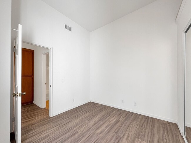 Building Photo - Beautiful 2B/2.5BA Two-Story Home with AC,...