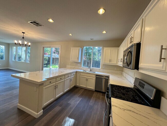 Building Photo - Beautiful 4 Bedroom, 2.5 Bath Tracy Home /...