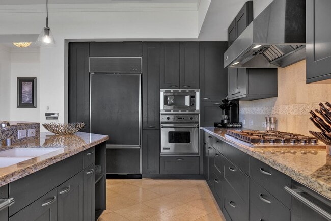 Building Photo - Luxury 3-Bed Condo at Coconut Grove. Ocean Views. Nov 1