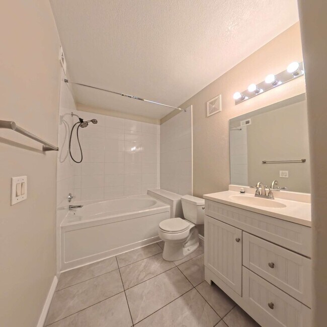 Building Photo - 1 Car Garage | Gated Community | 1st Floor Unit