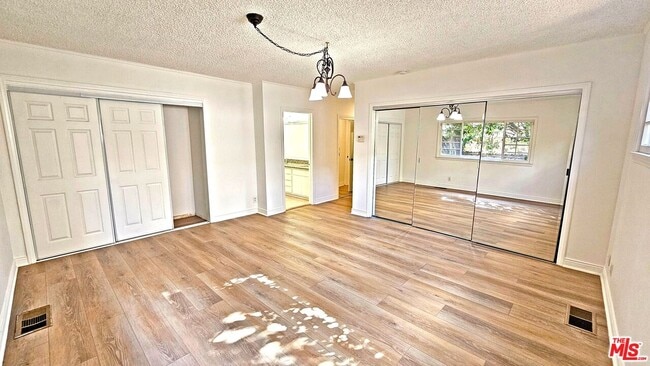 Building Photo - 132 S La Peer Dr