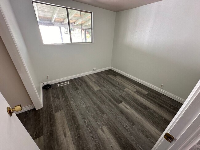 Building Photo - Cozy Price Rental