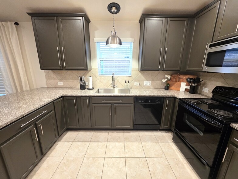 Building Photo - 15434 Kaston Dr