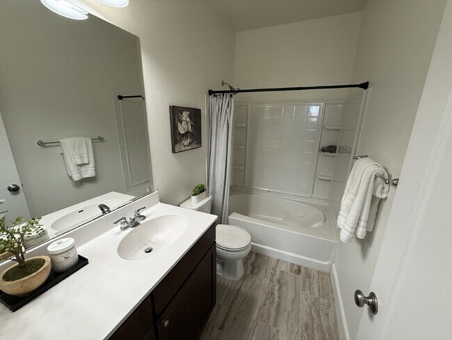 Building Photo - Beautiful Newer Built 3 Bed/2.5 Bath Detac...