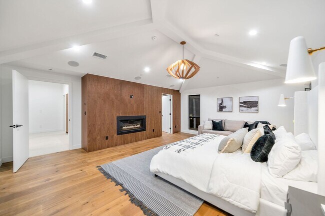 Building Photo - 16110 Clear Oak Dr