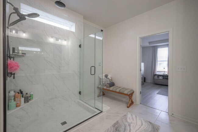 Building Photo - Beautiful 4 bed 3.5 bath over 3000 sq. ft. home with lots of upgrades in Mt. Juliet.  Perfect ent...