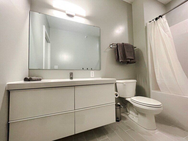 Building Photo - 2530 University Ave