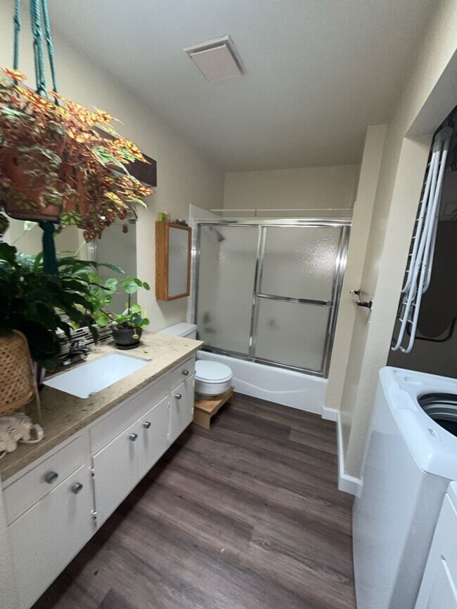 Building Photo - 3 bedroom duplex in North Davis