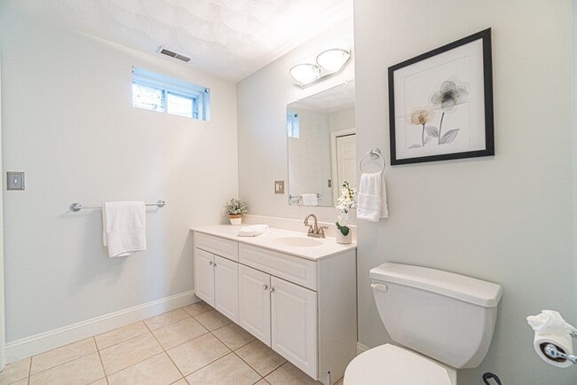 Building Photo - 32 Waltham St