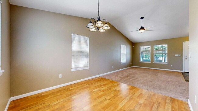 Building Photo - Spacious 3-Bed,2.5-Bath Home with Fenced Yard
