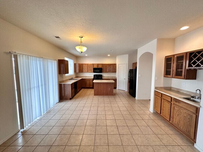 Building Photo - Stunning 2 story 2575 sq ft home- New Carpet