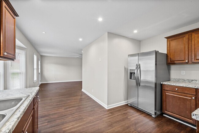 Building Photo - Pet Friendly Three Bedroom!