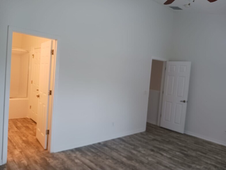 Building Photo - 620 Pinebranch Cir