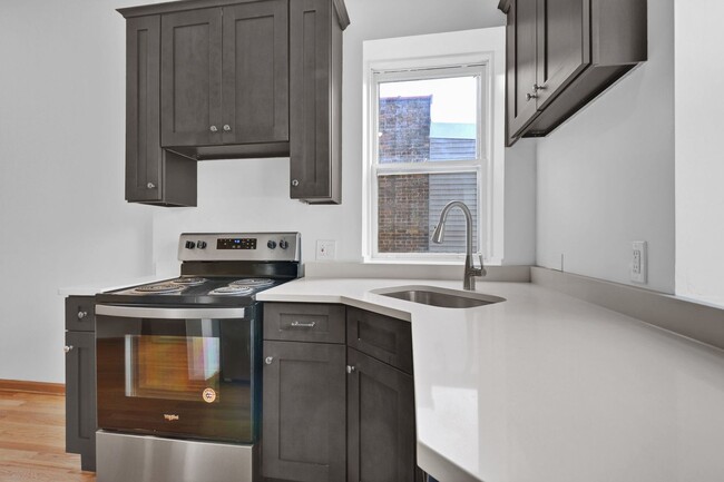 Building Photo - 611 W Briar Pl