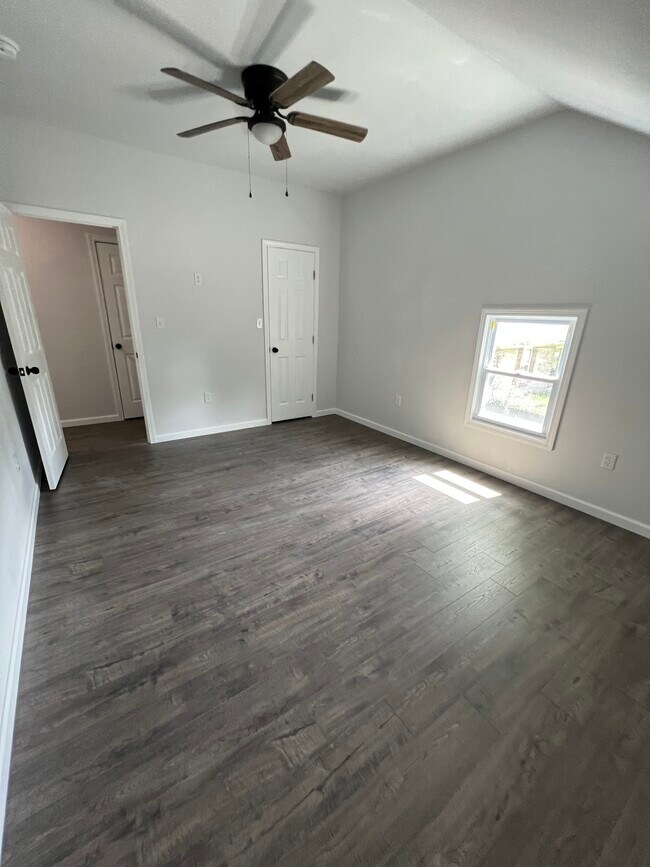 Building Photo - 5300 Iroquois Ct