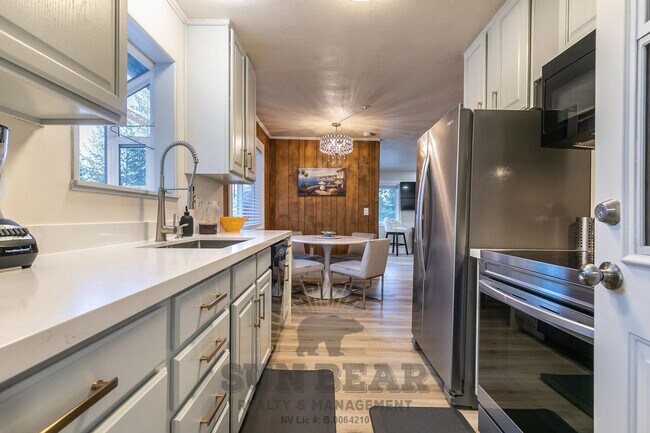 Building Photo - Bright Home in Incline!