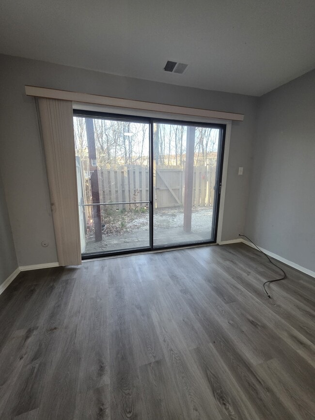 Building Photo - 122 Chelsea Cir