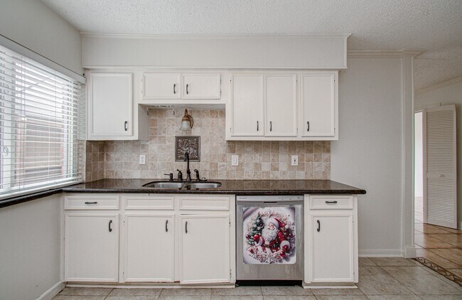 Building Photo - 823 S Ripple Creek Dr
