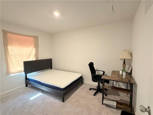 Building Photo - 633 Tudor St