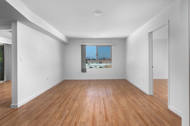 Building Photo - 13429 Vanowen St