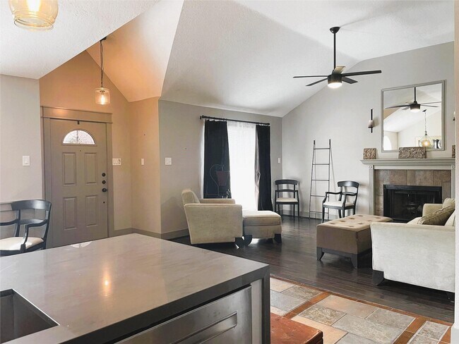 Building Photo - 9602 Top Gallant Ct