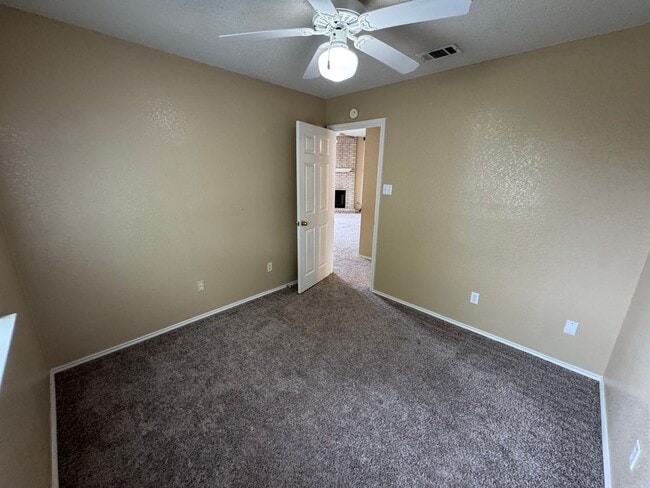Building Photo - 5006 Glenoak Dr