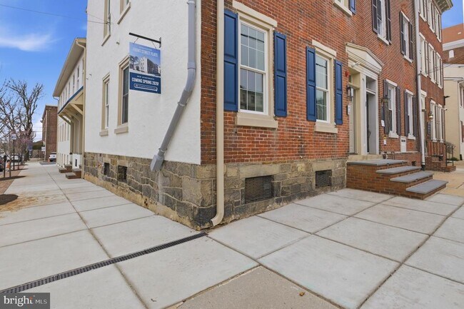 Building Photo - 100 W Front St