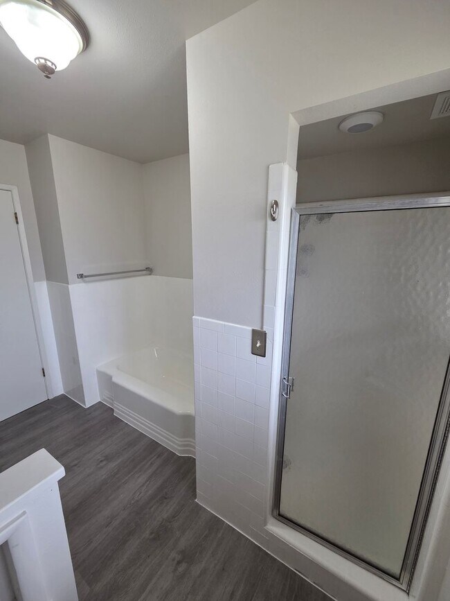 Building Photo - 4 Bed 2 Bath Golf Course Living
