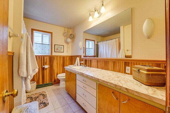 Building Photo - 4 bed, 2 bath Ranch Home near City Park W/ Finished Bsmt & Fenced Yard!