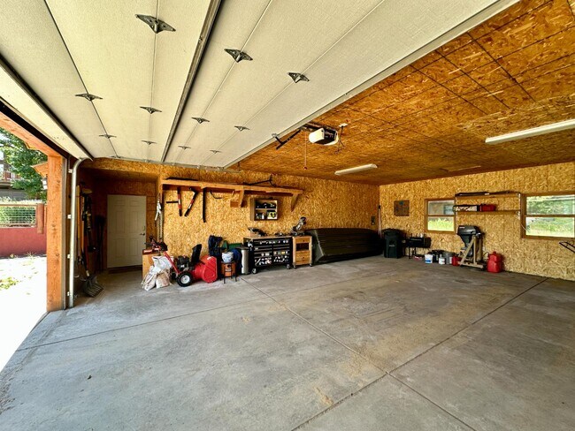 Building Photo - 966 Oak Ct