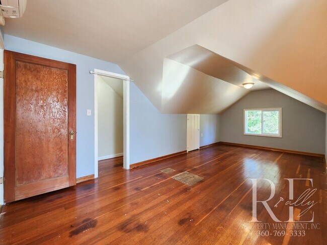 Building Photo - Charming Farmhouse in Town — Hobby Ready &...