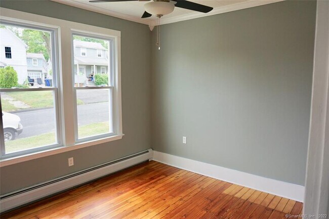 Building Photo - 15 Crofut Pl