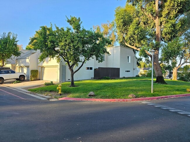Building Photo - Gorgeous PRIVATE GATED COMMUNITY 3 Bed/2.5 Bath Townhome in Terrace Hills - San Jose