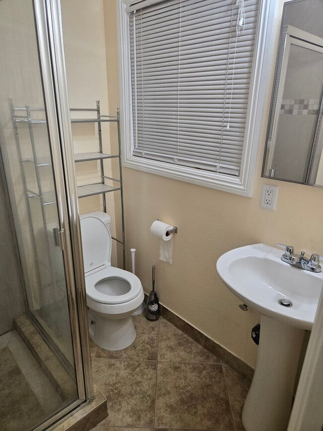 Building Photo - 1645 W Wisteria Pl