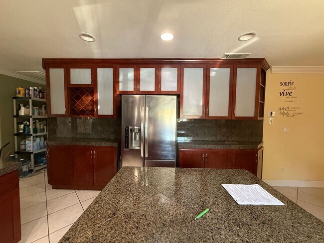 Building Photo - 942 Eaton Ave