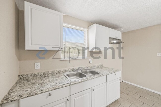 Building Photo - 512 S Monumental St