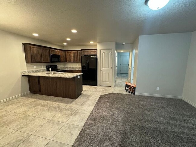 Building Photo - 3 bdrm 2 1/2 bth townhouse 1 Car Garage