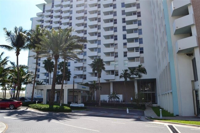 Building Photo - 2899 Collins Ave