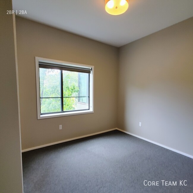 Building Photo - Corner two bedroom facing Gillham Park!