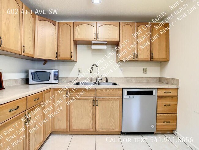 Building Photo - 602 4th Ave SW