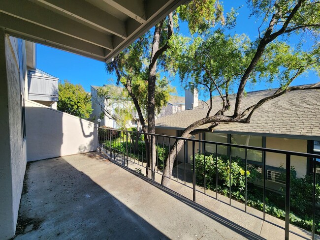 Building Photo - Two bed, Two bath with washer/dryer