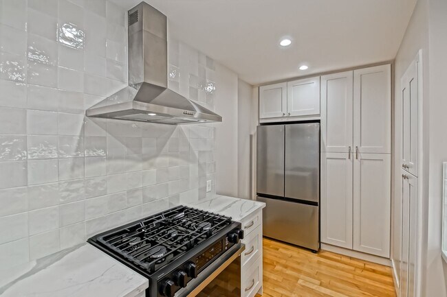 Building Photo - NEWLY REMODELED, BRIGHT & AIRY HOLLYGLEN HOME W/ REAR YARD/PATIO, 2 LIVING AREAS & BRAND NEW KITC...