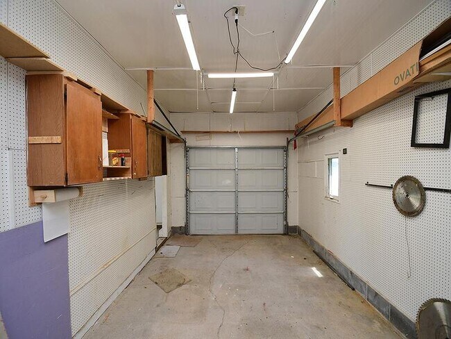 Building Photo - 820 Redwood Rd