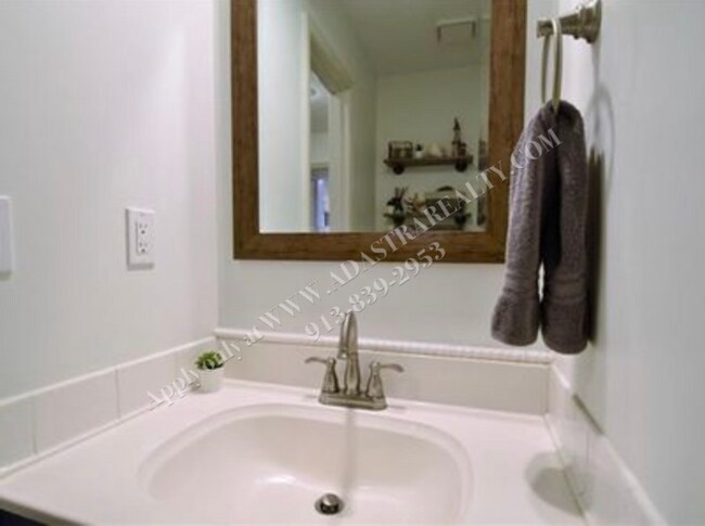 Building Photo - Adorable 3 Bed 2.5 Bath Duplex in Olathe-Available in JULY!!