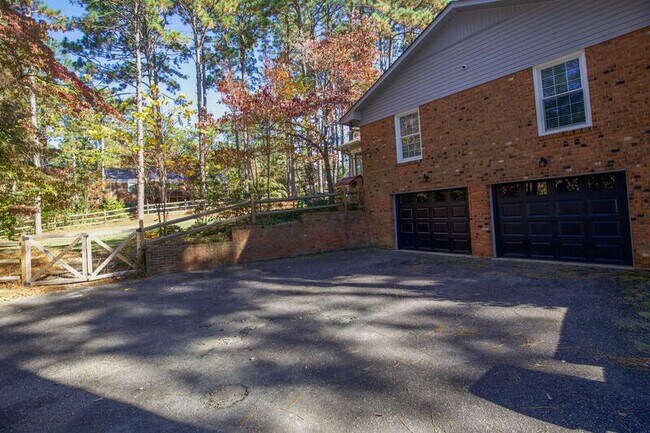 Building Photo - 209 Selkirk Trail