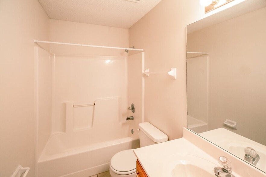 Building Photo - 3920 Paramount Cove