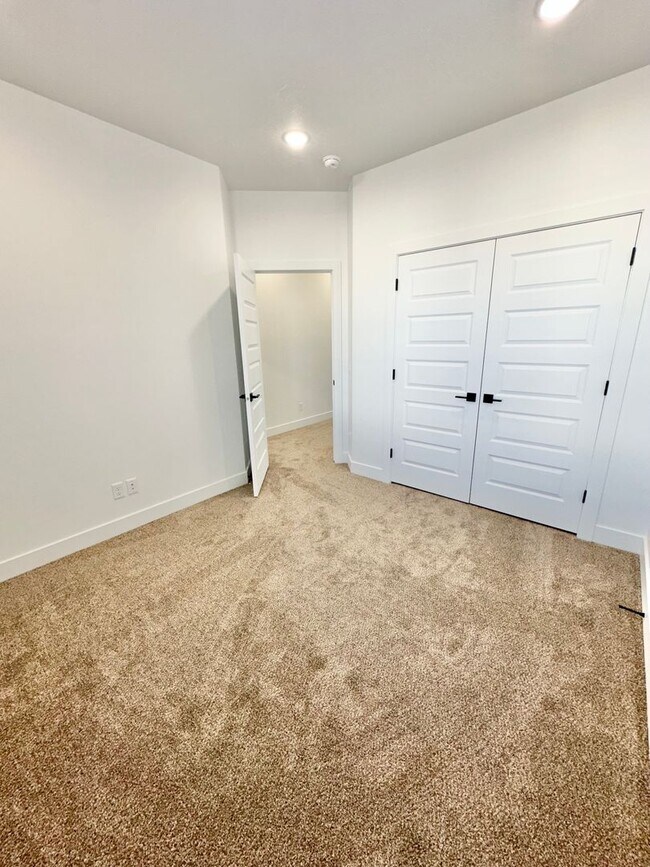 Building Photo - PET FRIENDLY!! HURRICANE TOWNHOME!