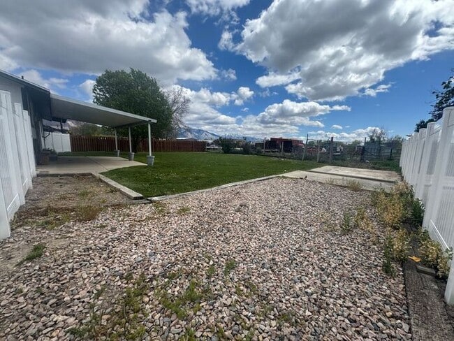 Building Photo - 3 bdrm 1 bath Home. Move in Ready!